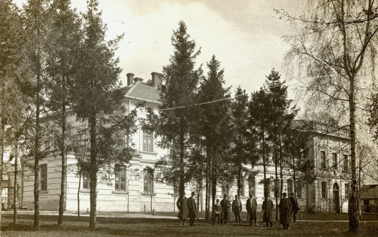 Budynek sądu powiatowego w Głogowie. Przed budynkiem do zdjęcia pozują jego pracownicy.