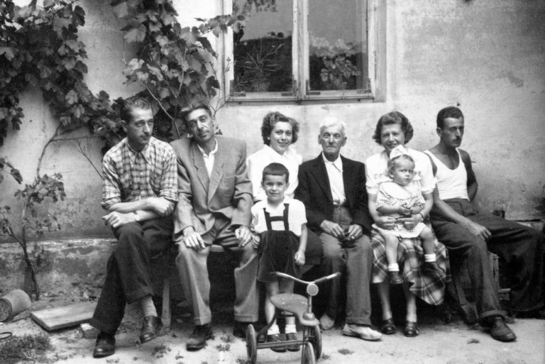 Śp. Pan Kazimierz Dunikowski na ławce przed swoim domem przy ul. Ogrodowej w Głogowie