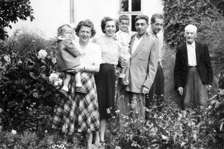 Śp. Pan Kazimierz Dunikowski w swoim ogrodzie obok domu przy ul. Ogrodowej w Głogowie