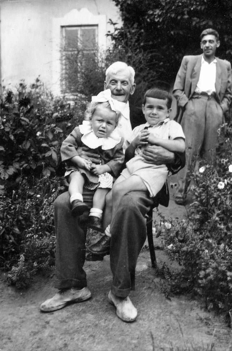 Śp. Pan Kazimierz Dunikowski w swoim ogrodzie obok domu przy ul. Ogrodowej w Głogowie , z wnuczętami Renatą i Kazimierzem oraz synem Stefanem.