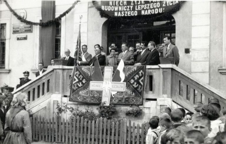 „Niech żyje partia – budowniczy lepszego życia naszego narodu”