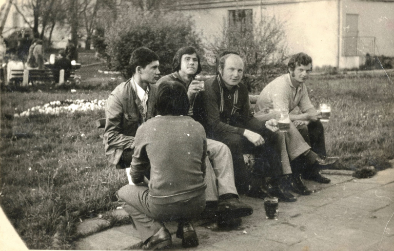 na ławce przed restauracją „Leśna” na Rynku w Głogowie