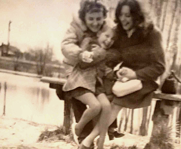 Na Stawem Traczewskim pozują do zdjęcia trzy panie : od prawej p. Maryla Gniewek , p. Urszula Chlebuś i p. Małgosia Chlebuś.