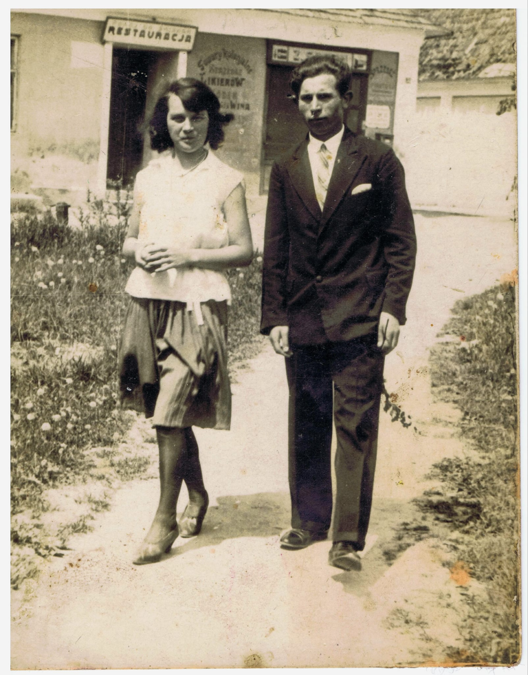 Kobieta i mężczyzna (państwo Pyrczowie ?) idą alejką na plantach w Głogowie.