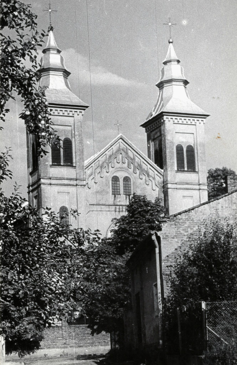 Kościół parafialny pw. Trójcy Przenajświętszej w Głogowie od strony ulicy Ligęzy. Na pierwszym planie budynek użytkowany przez bank przy ulicy Ligęzy.