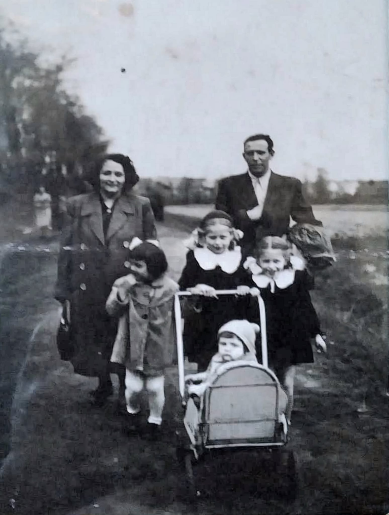 Państwo Maria i Stefan Gniewek z Głogowa wraz z dziećmi : w wózku Irena , od prawej Danuta , Ola i Maryla.