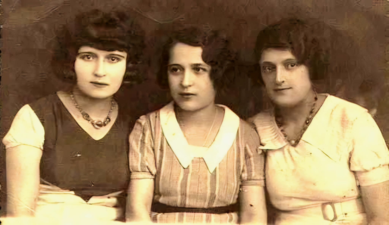 Trzy głogowianki – siostry pozują do zdjęcia , od lewej Maria Frankiewicz-Gniewek , Zofia Frankiewicz i Janina Frankiewicz.