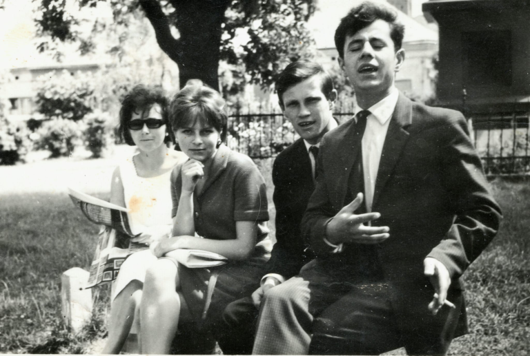 Na głogowskich plantach na ławce siedzą panie : Irena Miazga i Urszula Zarębska oraz panowie : K. Bazan i R. Sztaba