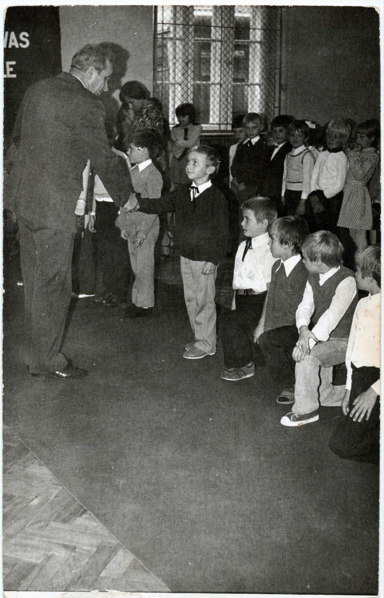 Pasowanie na ucznia na sali gimnastycznej w szkole podstawowej w Głogowie. Uczniów pasuje dyrektor Sarama.