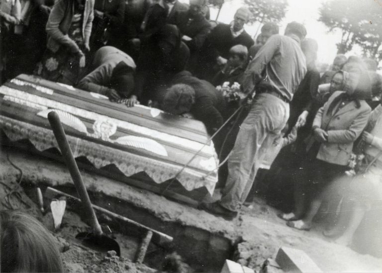 Wyprowadzanie zwłok zmarłego z domu w Pogwizdowie Starym i pochówek na cmentarzu w Przewrotnem. Tak kiedyś wyglądały pogrzeby w okolicach Głogowa.