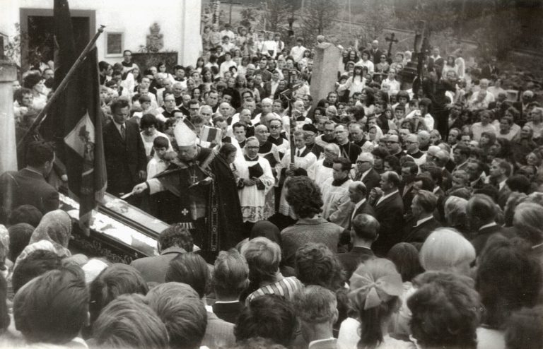 Pogrzeb ks. Bolesława Puzio na cmentarzu parafialnym w Głogowie.