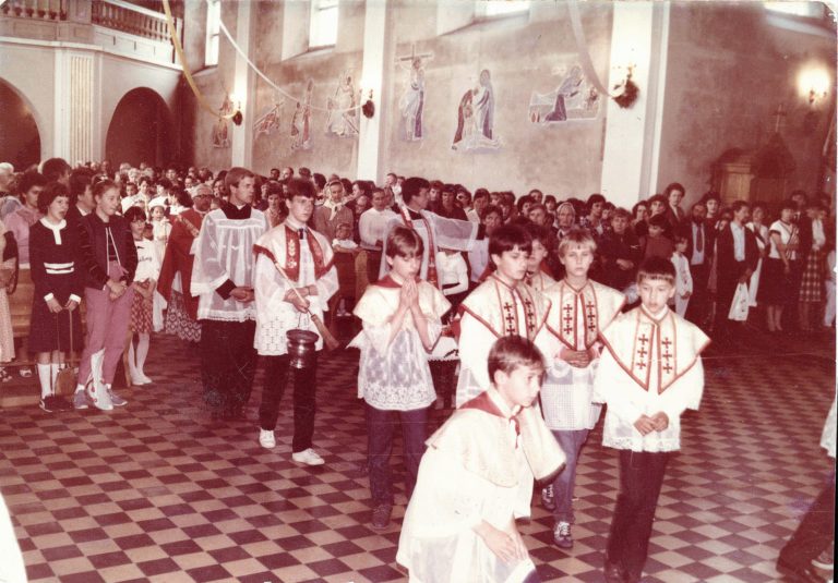 I Komunia Św. dzieci z rocznika ’77 w kościele parafialnym w Głogowie. Na zdjęciach m.in ks. Stanisław Ujda.