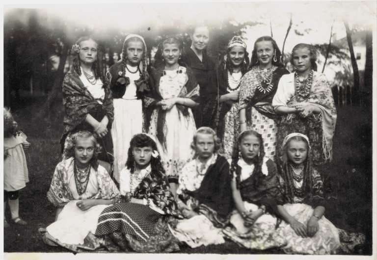 Grupa dziewcząt pozuje do zdjęcia w parku miejskim „Grabina” w Głogowie.