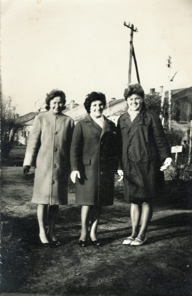 Trzy kobiety pozują do zdjęcia na plantach w Głogowie.