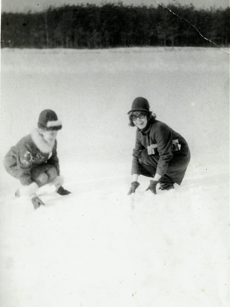 Pani Irena Miazga z siostrą Janiną pozują do zdjęcia nad Stawem Traczewskim.