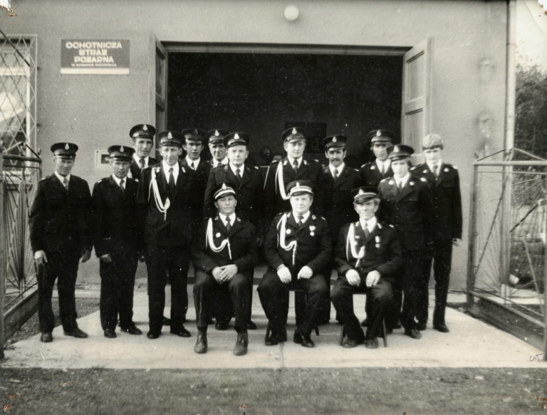 Druhowie z OSP Janciówka pozują do zdjęcia przed budynkiem remizy w Głogowie – Janciówce.