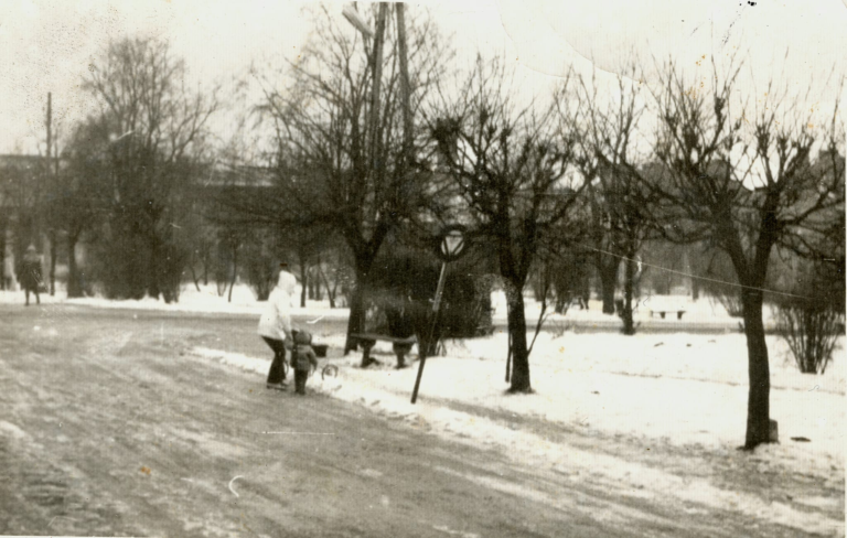 Pani Irena Miazga z córką Sylwią na spacerze zimą na głogowskim Rynku. W tle planty i prawdopodobnie budynki południowej części Rynku.