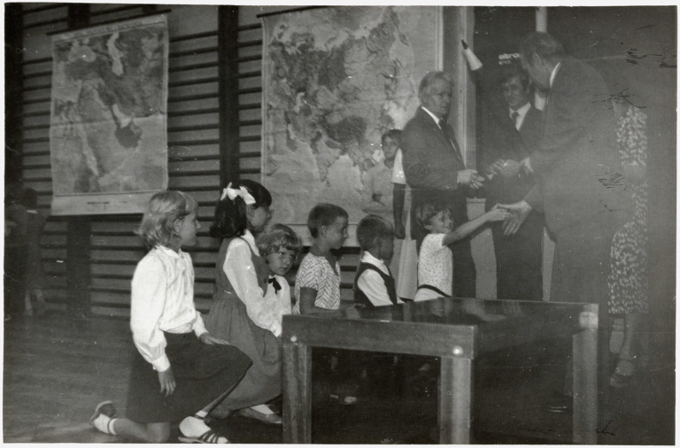 Pierwszoklasista , p. Krzysztof Winiarski jest pasowany na ucznia szkoły podstawowej w Głogowie. Na zdjęciu widoczny jest także p. Galas.