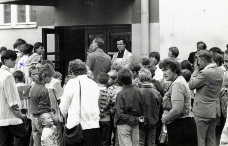Poświęcenie nowego budynku szkoły w Głogowie. Poświęcenia dokonali ks. Stanisław Ujda i ks. Jan Grzywacz. Na zdjęciu m.in. dyrektor szkoły p. Waldemar Ginalski i jeden z uczniów , wtedy w VIII klasie , p. Krzysztof Winiarski.