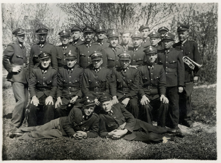 Pamiątkowe zdjęcie członków OSP Głogów na plantach w Głogowie. Na zdjęciu m.in. druhowie Bazan , Winiarski , Kamler i Żeglicki.