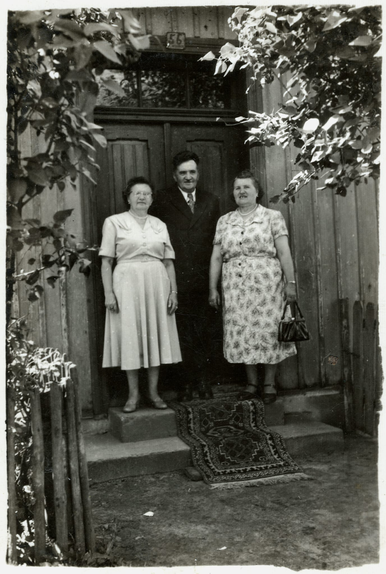 Rodzeństwo – pan Jan Gniewek i pani Maria Sokołowska (z d. Gniewek) wraz z siostrą , pozują do zdjęcia przed drewnianym domem państwa Sokołowskich na ulicy Mickiewicza w Głogowie.