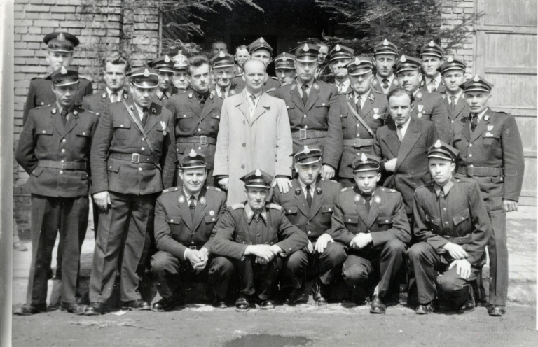 Pamiątkowe zdjęcie członków OSP Głogów na tle remizy strażackiej. Na zdjęciu m.in. druhowie Bazan , Bąk , Winiarski , Padowicz , Matejski , Magiełda i Nowak.