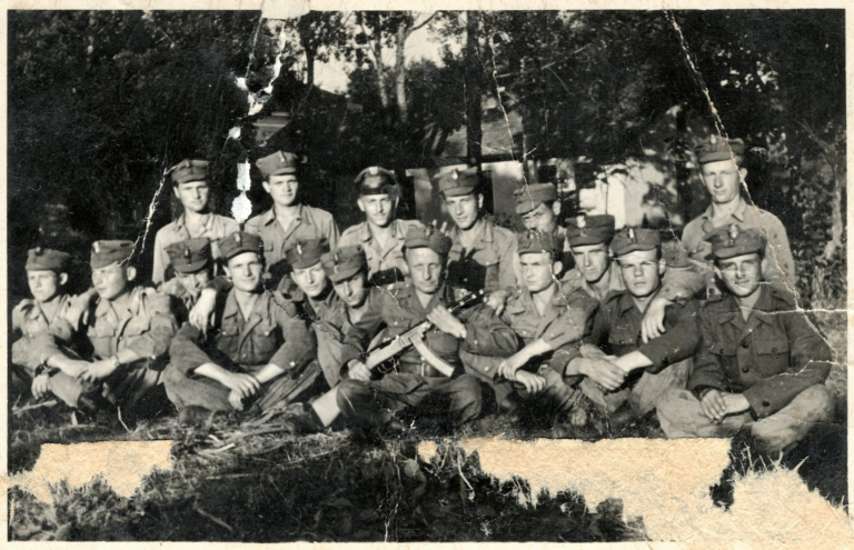 Pan Adam Bazan z Głogowa wraz z kolegami z jednostki w trakcie odbywania służby wojskowej.