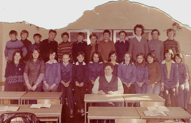 Pamiątkowe zdjęcie uczniów szkoły podstawowej w Głogowie, rocznik ’62, z wychowawczynią p. Mielnik.