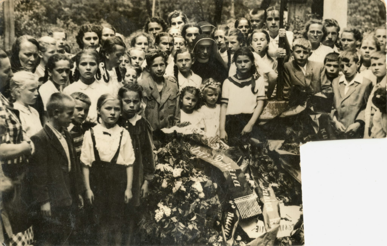 Zdjęcie z pogrzebu w Głogowie , na którym widać sporo młodzieży przy grobie wraz z zakonnicą. Być może jest to pogrzeb ks. Sopalskiego. Jedną z osób jest p. B. Kaznowski.