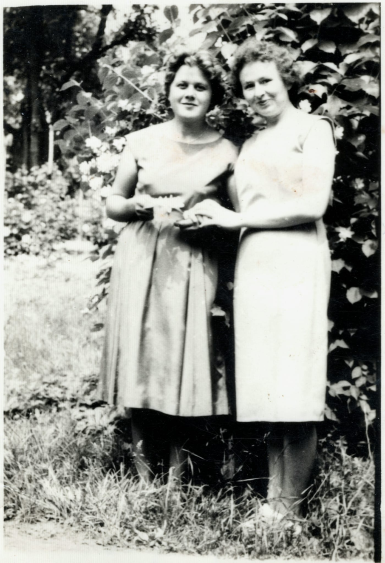 Dwie panie pozują do zdjęcia w Głogowie.