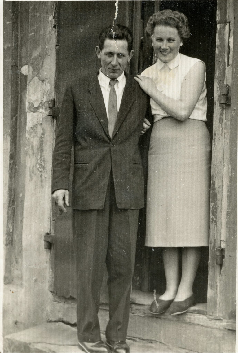 Kobieta i mężczyzna pozują do zdjęcia w drzwiach jednego z domów w Głogowie.