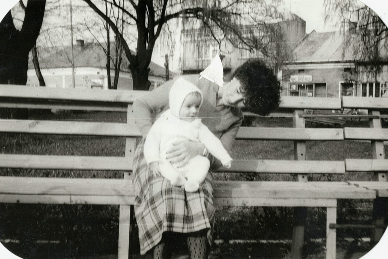 Pani Anna Bąk (z d. Wszoła) z synem Mateuszem na plantach w Głogowie.