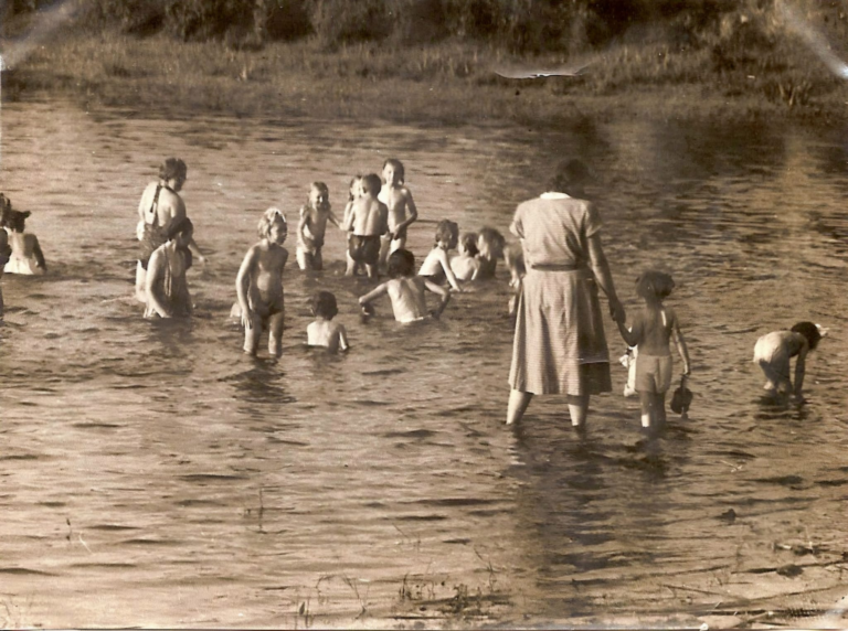 Rodzina Kałkowskich nad Stawem Traczewskim – relaks w wodzie.