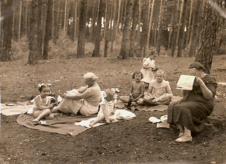 Piknik rodziny Kałkowskich w lesie głogowskim.