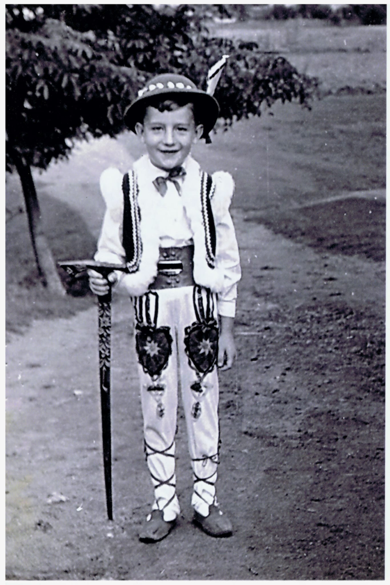 Pan Jacek Grodecki (syn Józefa) pozuje do zdjęcia w stroju góralskim. Zdjęcie wykonano na ulicy Larymowicza , w miejscu gdzie dzisiaj jest skrzyżowanie z ulicą Wałową. W tle widoczna tzw. łąka plebańska.