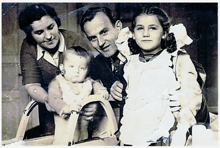 Pan Józef Grodecki z żoną Heleną (z d. Rochaczek) i dziećmi : Anną i Jackiem.