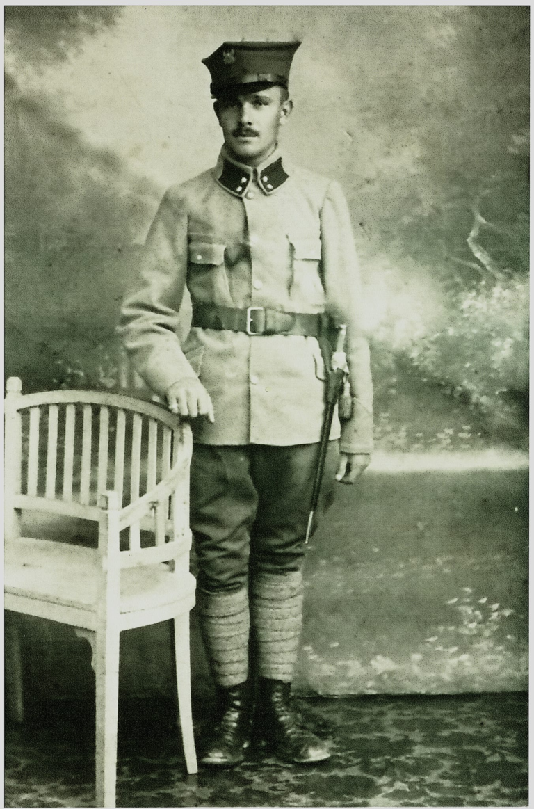 Andrzej Rochaczek , przedwojenny naczelnik OSP w Głogowie , pozuje do zdjęcia w mundurze „Sokoła”.