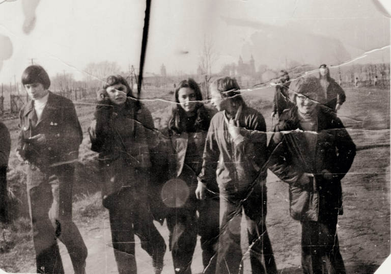 Pani Anna Wszoła z przyjaciółmi w drodze z Głogowa do Wysokiej Głogowskiej. W tle widoczne dwie wieże dzwonnic kościoła parafialnego w Głogowie