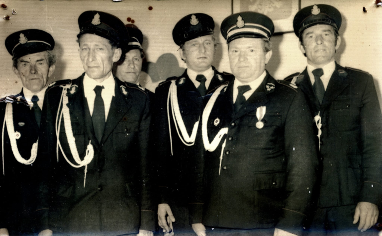 Druhowie z OSP Janciówka pozują do pamiątkowego zdjęcia.