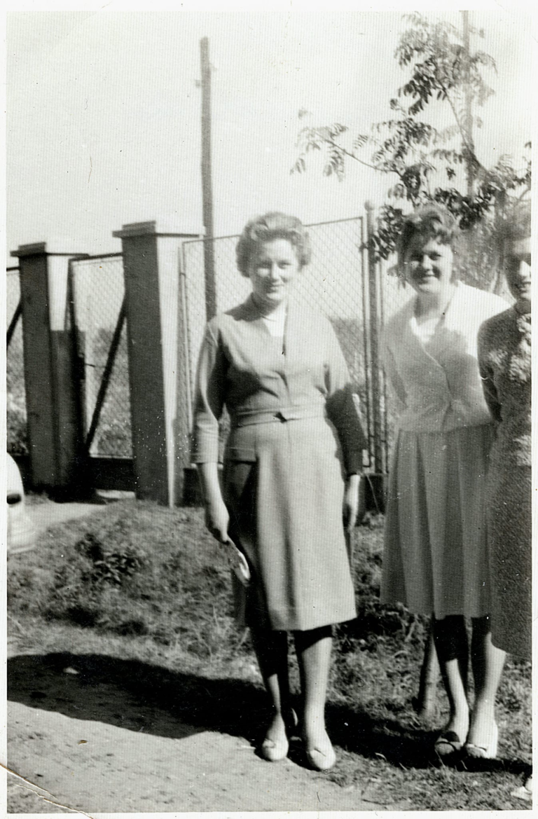 Panie Bartnik i Kaznocha obok przedszkola w Głogowie.