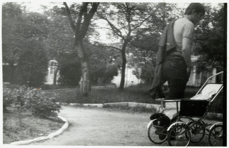 Pan Stanisław Miazga stoi obok wózka dziecięcego na plantach w Głogowie.