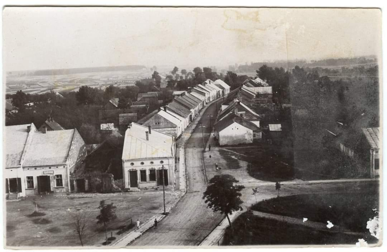 Zdjęcie nadesłał Pan Dariusz. Dawny Głogów Małopolski. Dziękujemy za Wasze zdjęcia i czekamy na więcej  Uliczki, lasy i te dawne czasy.