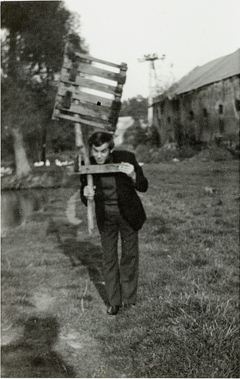 Pan Stanisław Miazga pozuje do zdjęcia nad Stawem Traczewskim z resztkami jakiejś drewnianej konstrukcji w rękach.Ciekawostką jest rozsypujący się budynek stodoły folwarcznej po prawej stronie zdjęcia.