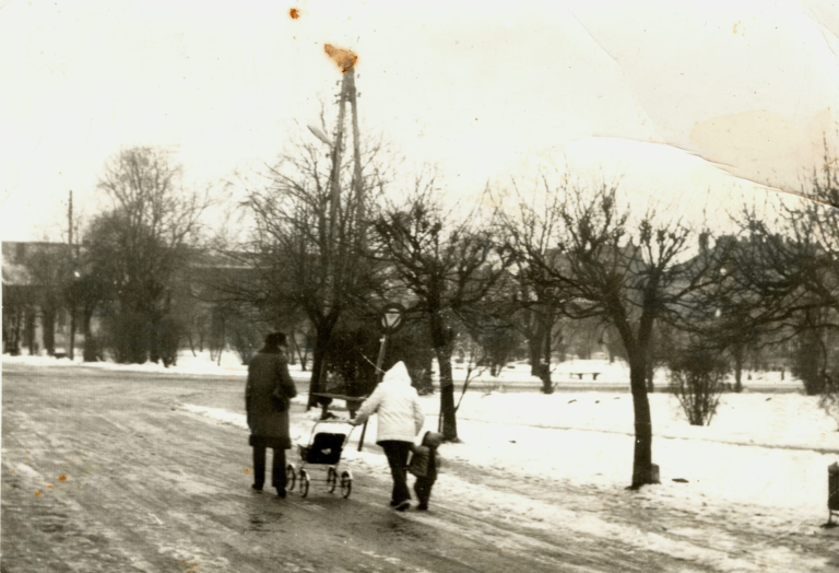 Pani Irena Miazga z córką Sylwią i siostrą Janiną na spacerze zimą na głogowskim Rynku. W tle planty i prawdopodobnie budynki południowej części Rynku.
