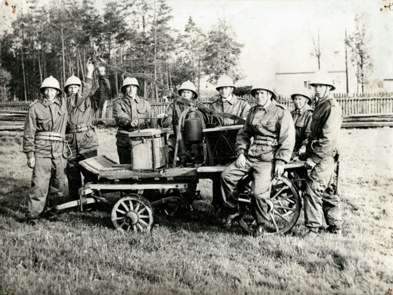 Druhowie z OSP Janciówka przy zabytkowej pompie strażackiej.