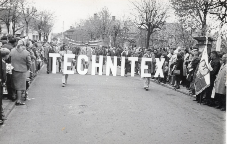 Jeden z pochodów pierwszomajowych w Głogowie. Ulicą obok ratusza maszerują pracownicy „Technitexu”.