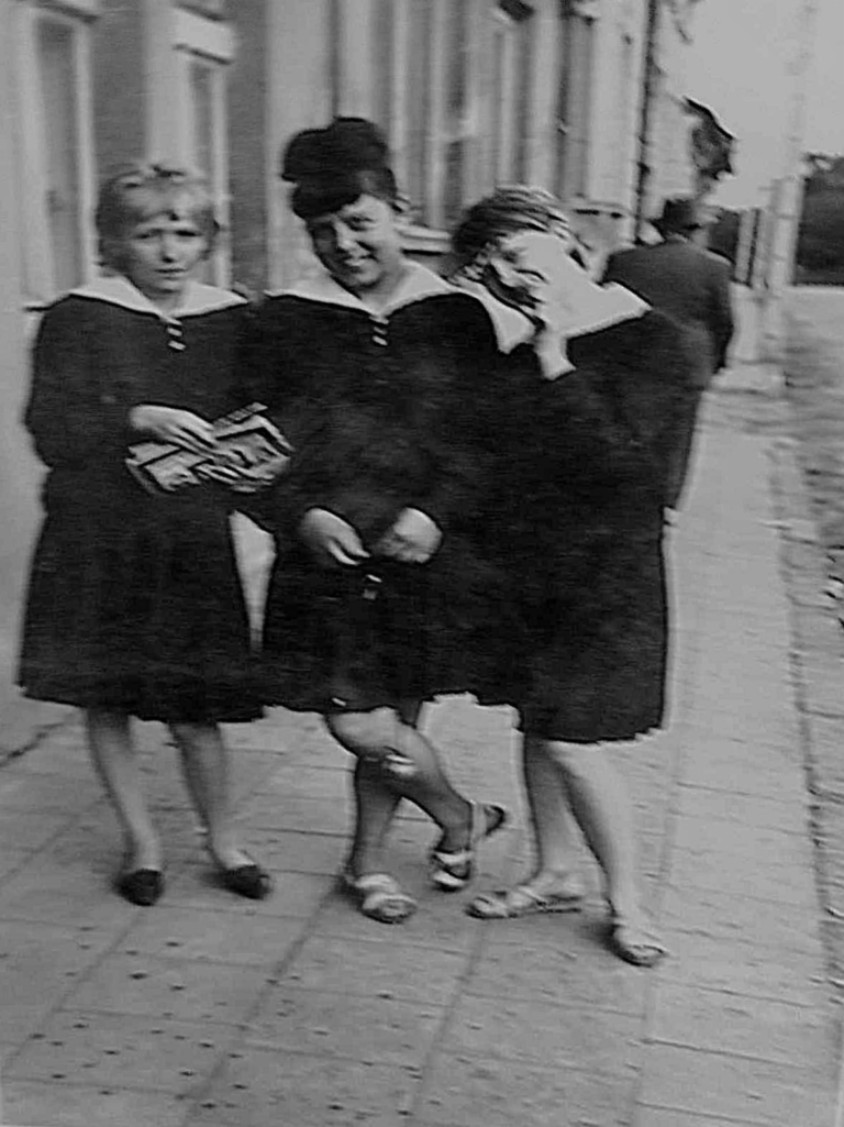 Trzy panie – p. Anna Kryda , p. Maryla Gniewek i p. Stanisława Pado – pozują do zdjęcia.