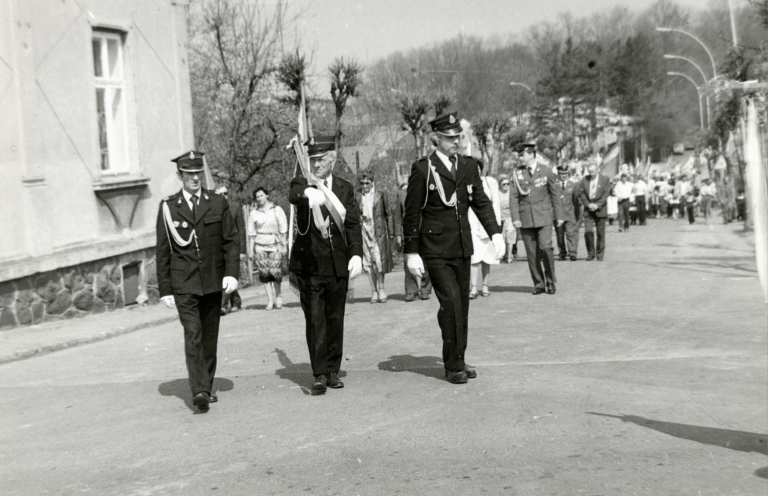 Pochód pierwszomajowy w Głogowie z udziałem strażaków OSP Głogów (ulica Fabryczna), prawdopodobnie lata 70-te XX w.