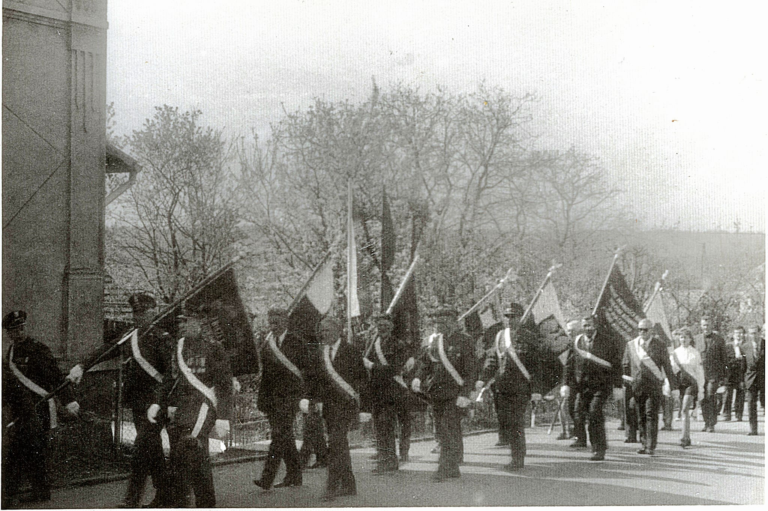 Pochód pierwszomajowy w Głogowie z udziałem strażaków OSP Głogów (Rynek) , prawdopodobnie lata 70-te XX w.