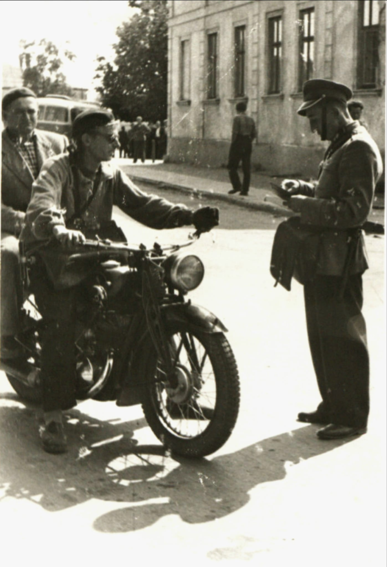 Kontrola dokumentów obok głogowskiego ratusza.